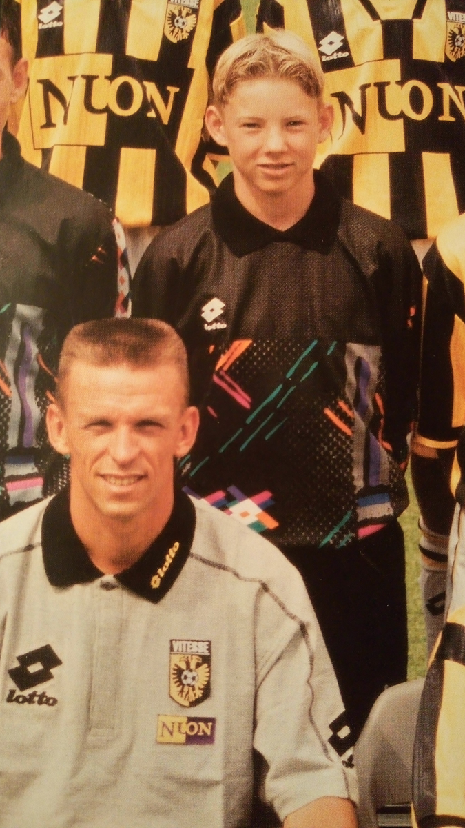 Uit de teamfoto van Vitesse C1 met trainer Edward Sturing.