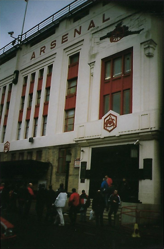 De voorkant van Highbury met kanon uit het logo